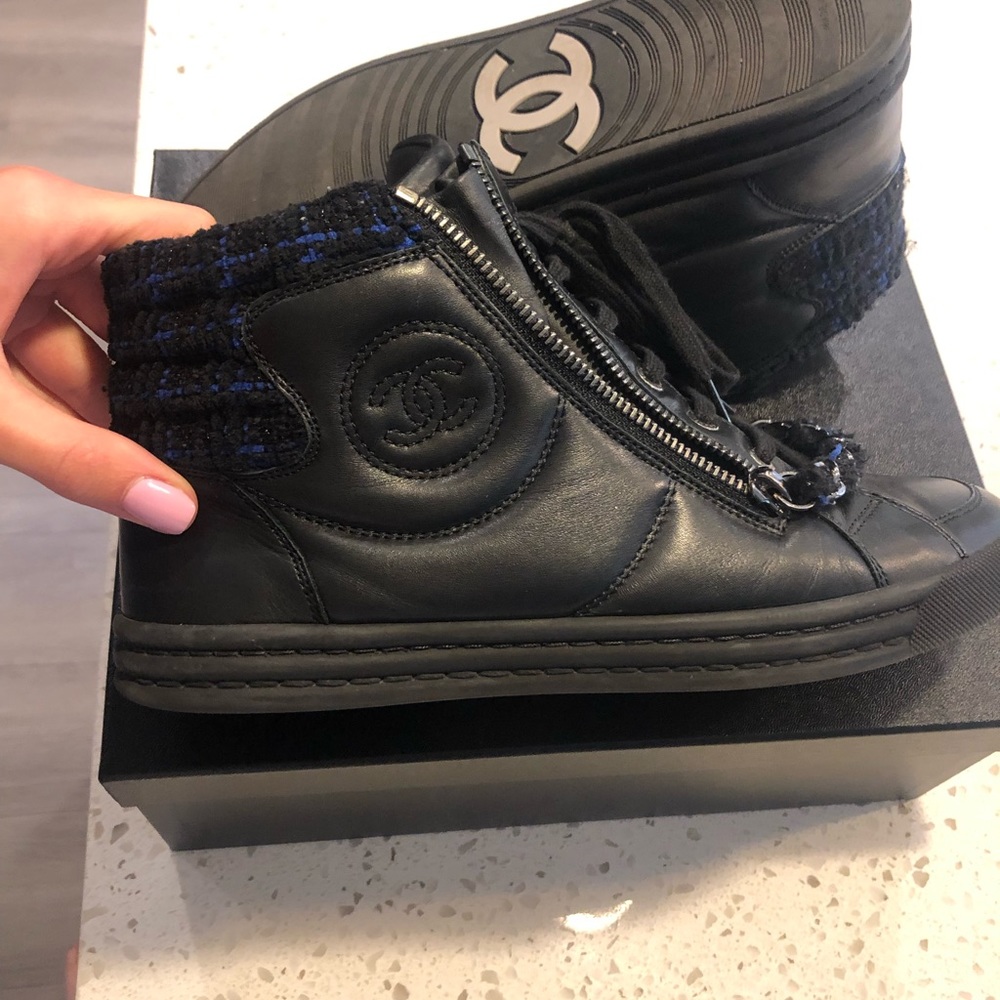 Chanel tennis shoes with leather & tweed detail - Picture 6 of 8
